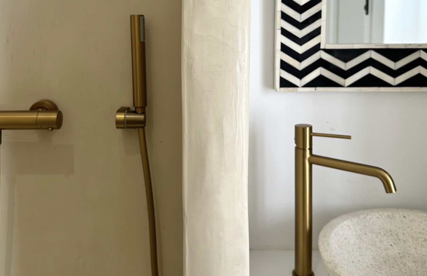 How to Optimize Space in Small Bathrooms